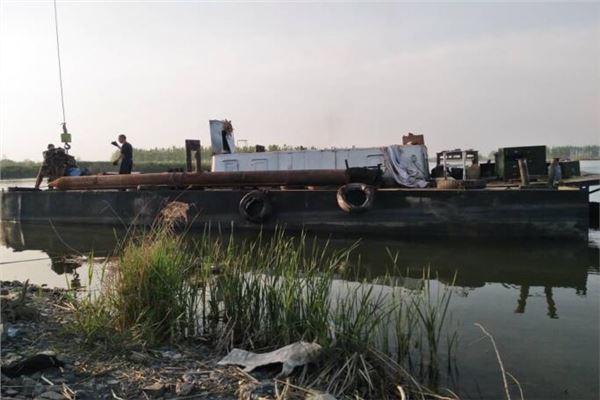 荆州市河道疏浚承包单位价格合理 河道清淤施工现场道路用洒水车定时洒水清扫,形成制度,防止道路扬尘。车辆行驶不猛拐,不急刹车,经常洒水;卸土后注意关好车箱门;场区和场外安排人清扫洒水;基本做到不洒土、不扬尘,减少对周围环境污染。禁止在施工现场焚烧油毡、橡胶、塑料、皮革、树叶、枯草各种包皮等和及其他会产生有毒、有害烟尘的恶臭气体 的物质。工地的临时厕所、化粪池应采取防漏措施,冲水设施 要齐全,保护卫生清洁。施工中不能把建筑垃圾随意堆放,在工程竣工后,对 临建拆除要彻底,保证施工现场不留垃圾和杂土,达到