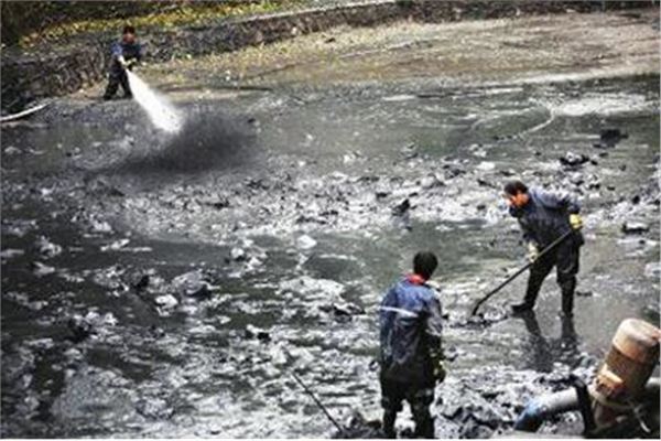 周口市河道清理公司 河道清淤采用挖泥船下挖深度30m以内没问题,挖泥泵由主机直接带动,铰刀头由电机或液压机构带动清淤船,设挖泥效率为排重的30%,根据阿基米德定律理论上单级挖泥泵吸深0M实际上不超过28M挖泥清淤船,再要吸深要加中间接力泵,接力泵不需要压头高,虽与挖泥泵排重一样,但功率可以大大减少清淤挖泥船,所以接力泵一般用水下高压电机或液压机构作动力。装一级接力泵zui多吸沙也不过55M。再要加深就要提高接力泵的压头,随之而来耗费动力功率也加大了。吸泥泵的排量一般与主机功率的关系是1.