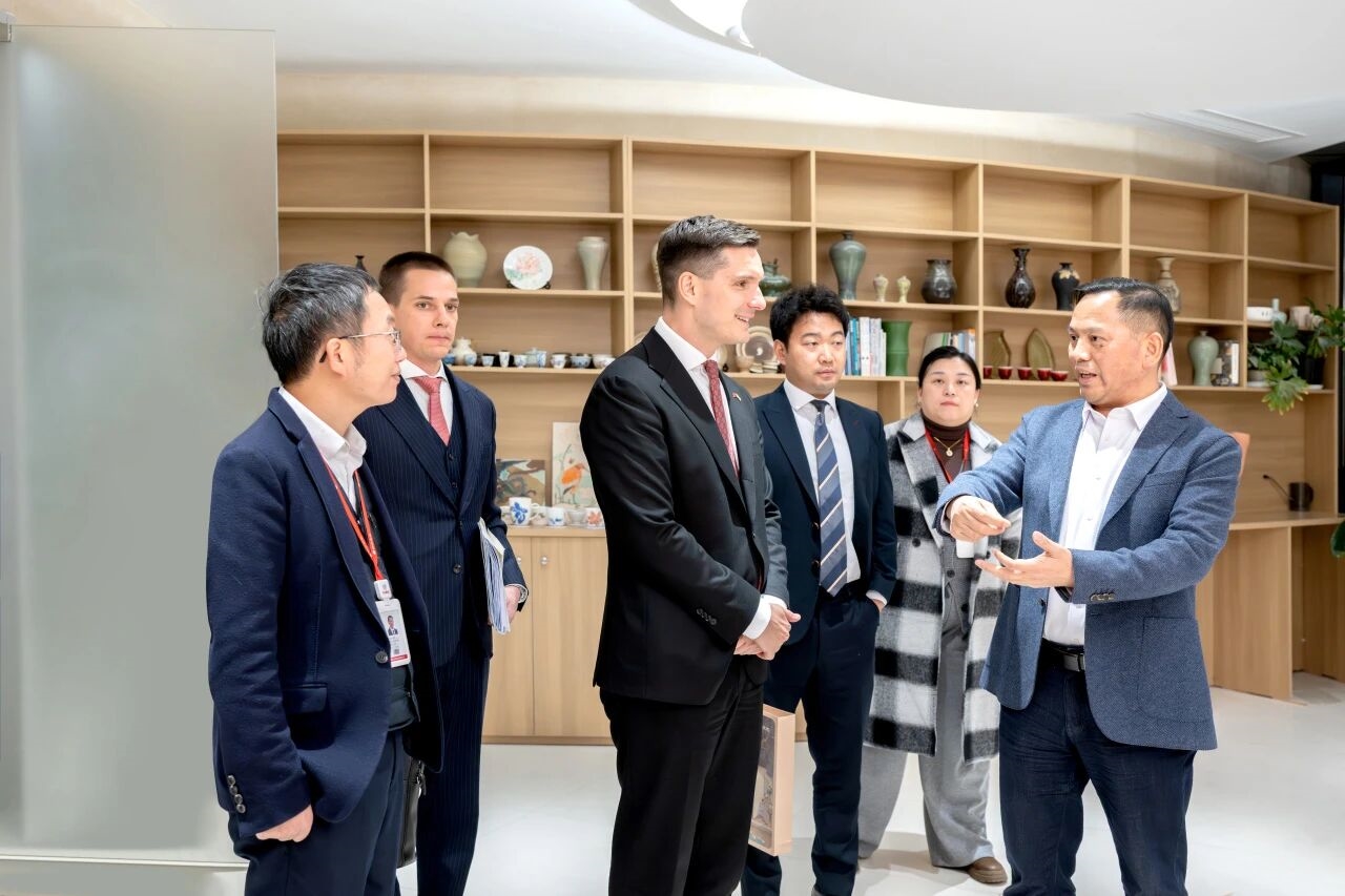 匈牙利駐華大使白思諦先生一行參訪四方光電