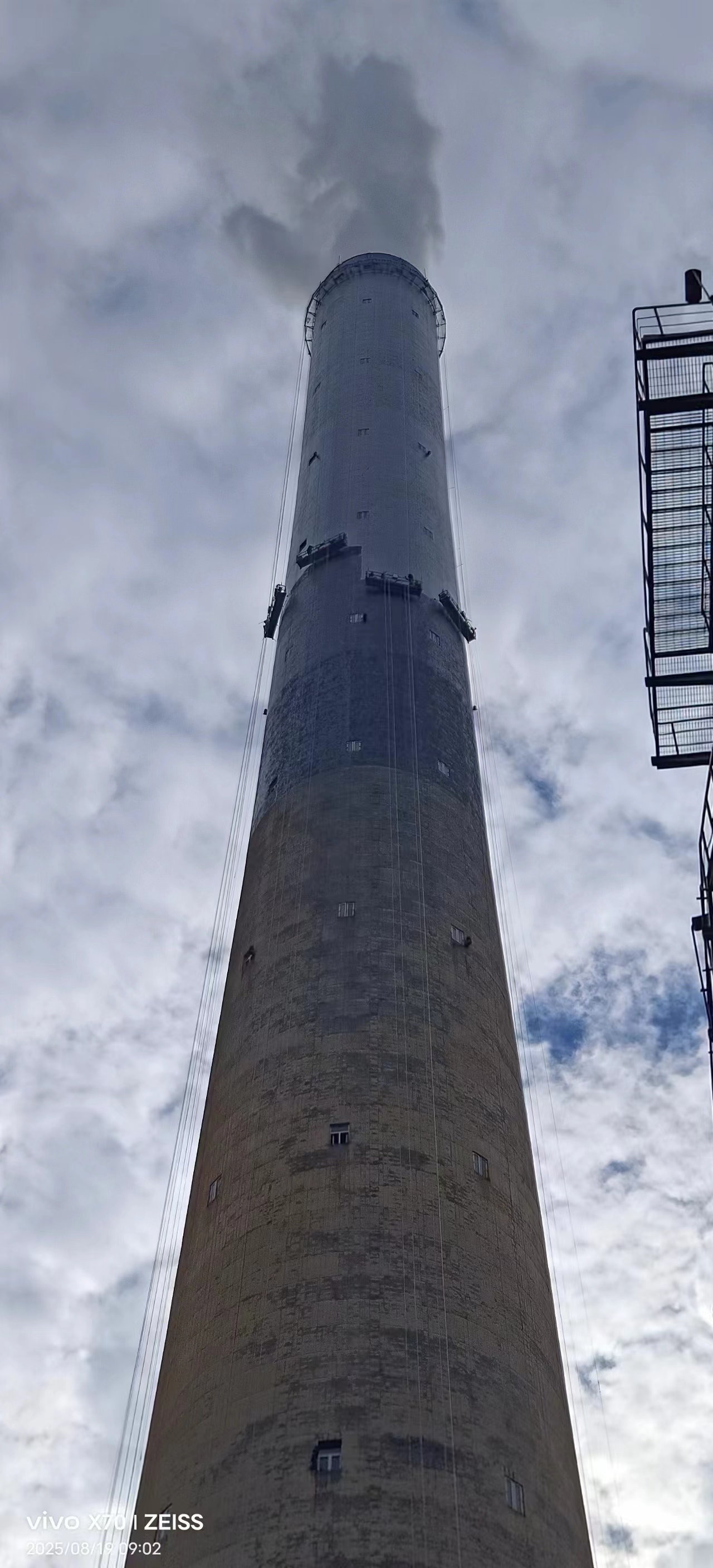 匠心繪天際 地標(biāo)映廣安—宏順建設(shè)華電180米煙囪美化新地標(biāo)