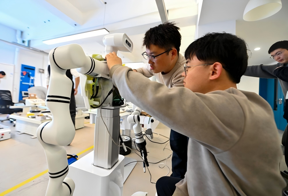 图片-2.png 登报《今晚报》!智易时代具身智能机器人,展现天津智造硬核实力