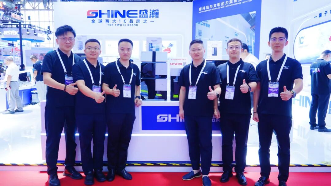 合影6人.jpg
